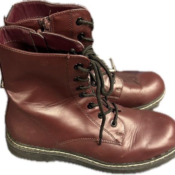 Textile lining with hand made leather outsole. Side zipper. Size 8.5 - Picture 3 of 4